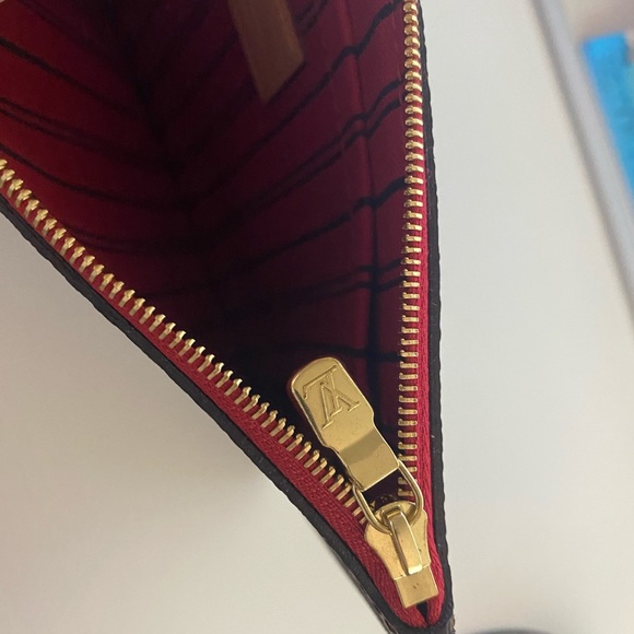 Louis Vuitton MM/GM Monogram Clutch in Cerise Red - Picture 8 of 9